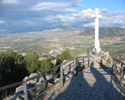 On the top of the hill there is a monumental cross On the top of the hill there is a monumental cross that summons the cross that Ferdinand III had erected. At the foot of the cross is the